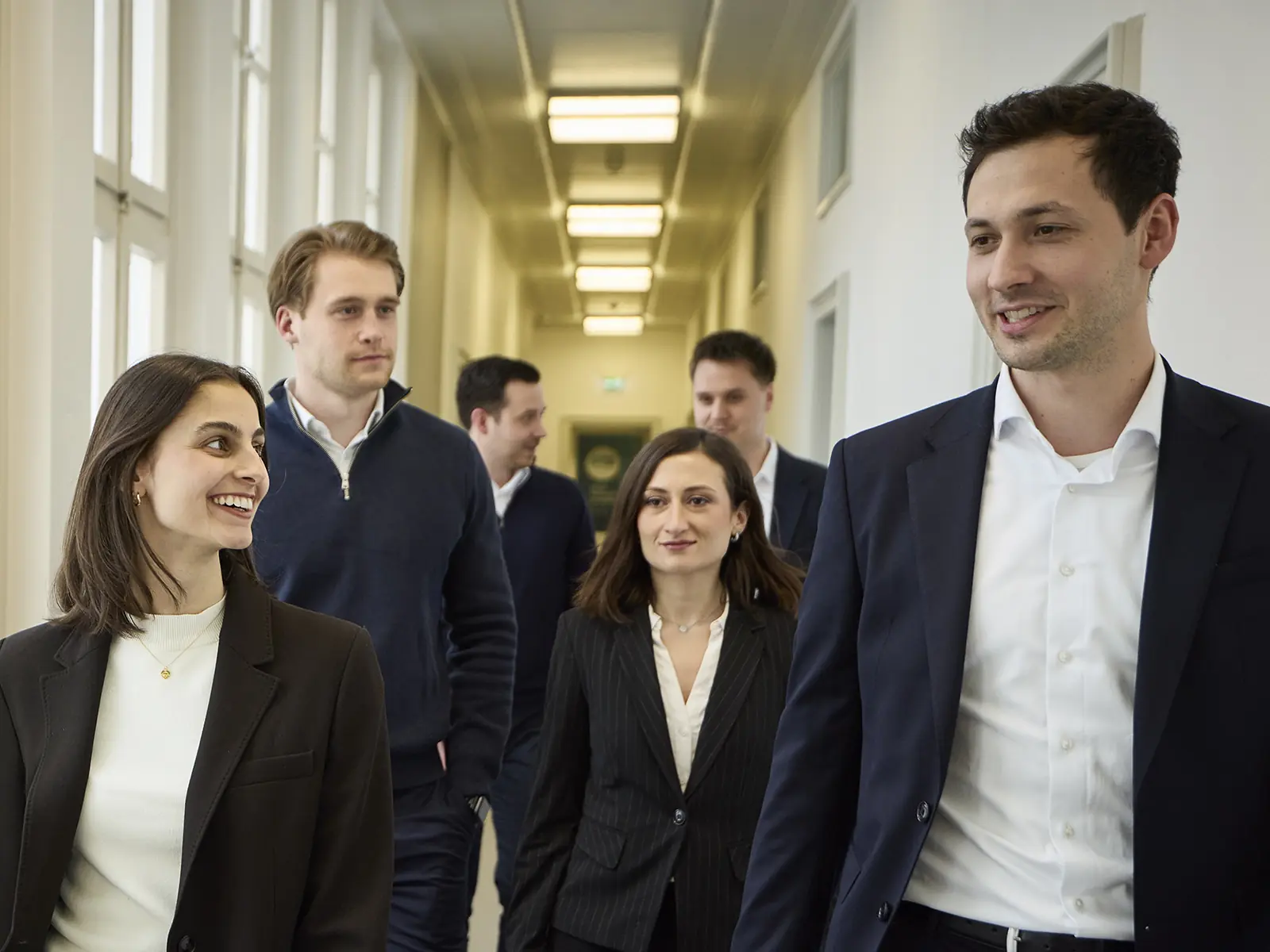 Das DTE Consult Team läuft gemeinsam nach vorne.